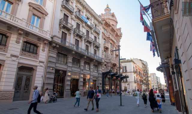 Le storie, i negozi e i palazzi di via Sparano: strada di Bari in perenne trasformazione 